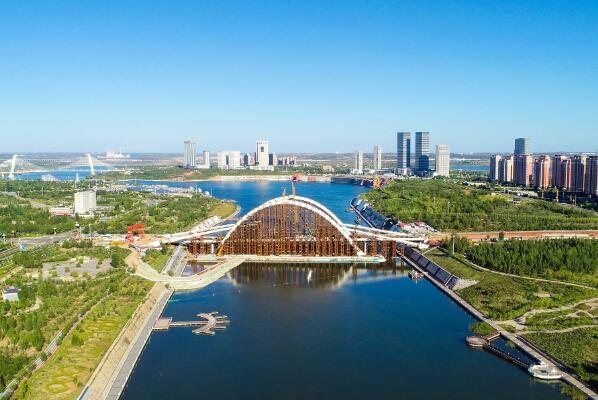公司在监项目乌兰木伦河3号桥主拱成功合龙